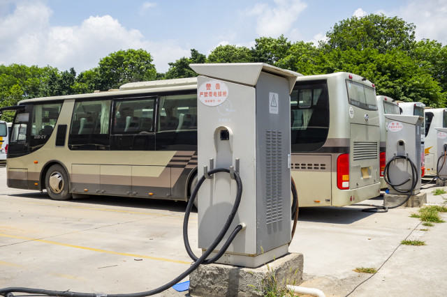 新能源汽车的充电便利性对市场销售有何影响?