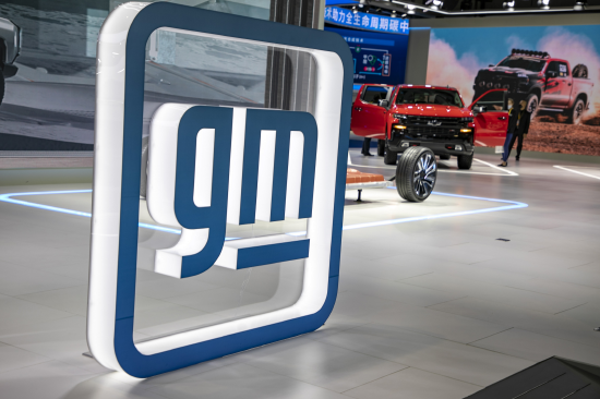 通用汽车5500名员工实行无薪休假 特朗普政策令电动车业务承压